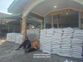 PENYALURAN BANTUAN BERAS PEMERINTAH DI KALURAHAN KEDUNGPOH, 1.303 KPM MENERIMA BANTUAN
